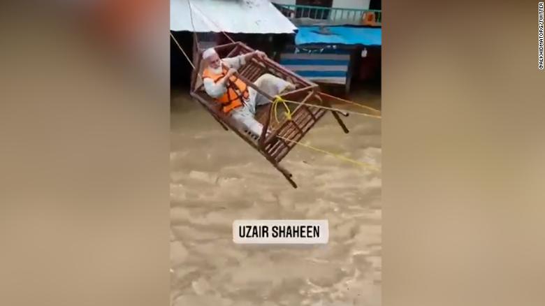 See volunteers use bed frame to rescue people from deadly floods