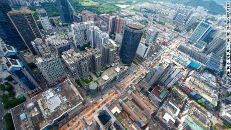 Shenzhen'deki Huaqiangbei alışveriş bölgesi, dünyanın en büyük elektronik toptan satış pazarına ev sahipliği yapmaktadır.