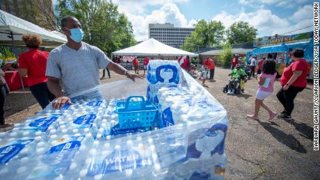 La crise de l'eau à Jackson, dans le Mississippi, s'est tellement aggravée que la ville a temporairement manqué d'eau en bouteille à donner aux résidents