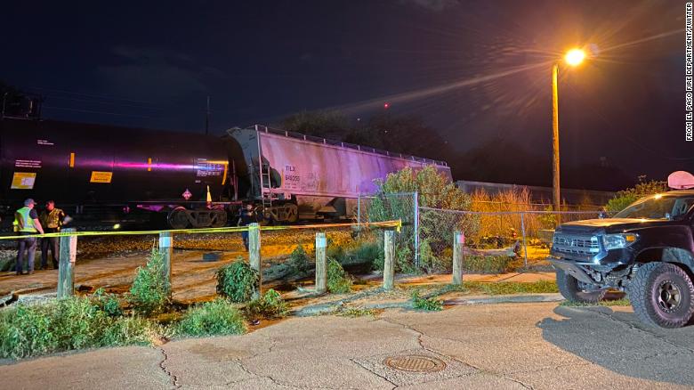 1 killed in train derailment in El Paso, Texas