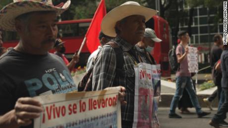 Don Margarito Guerrero, cuyo hijo Jhosivani Guerrero, junto con dos de sus sobrinos se encuentran entre los 43 desaparecidos, participa en una marcha mensual en la Ciudad de México para exigir justicia.