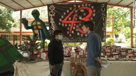 César, estudiante de Normal de Ayotzinapa, habla con David Culver de CNN en la cancha de baloncesto convertida en memorial de los 43 estudiantes desaparecidos. 