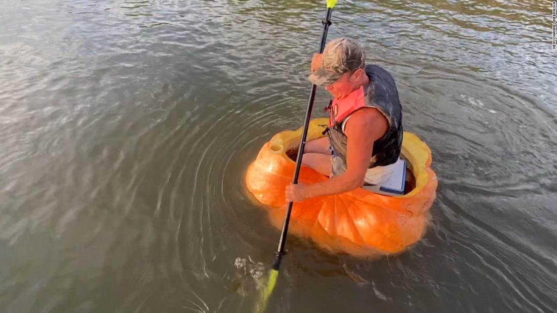 Oh my gourd! Man paddles 38 miles in a pumpkin – CNN Video