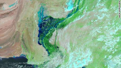 Pakistan&#39;s deadly floods have created a massive 100km-wide inland lake, satellite images show