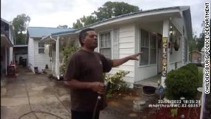 บาทหลวงผิวดำถูกจับขณะรดน้ำดอกไม้เพื่อนบ้าน วีดีโอแสดงให้เห็น