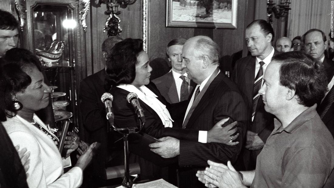 Coretta Scott King presents Gorbachev with the Albert Einstein Award for his contribution to peace in June 1990.