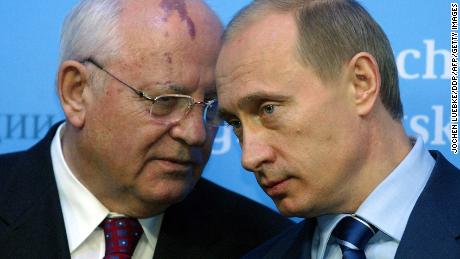 Putin (right) talks to Gorbachev (left) on December 21, 2004.