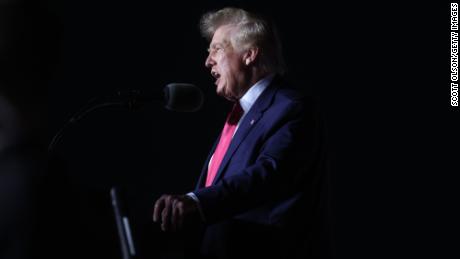 Trump pondera adiar decisão de 2024 à medida que crescem os problemas políticos e legais
