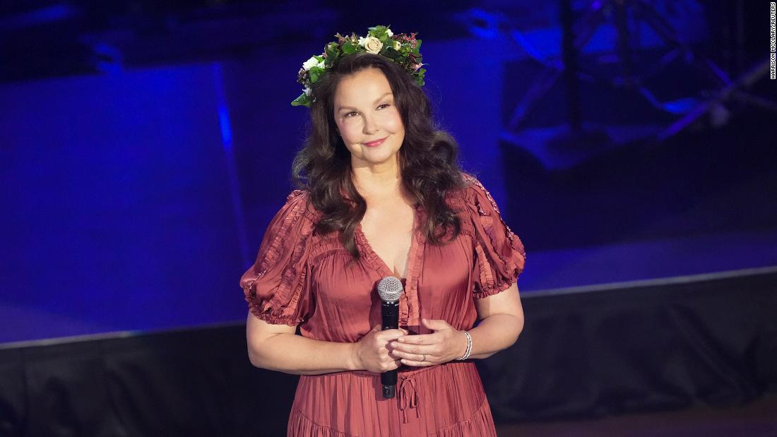 Ashley Judd écrit un article touchant sur le « droit de garder » la douleur secrète