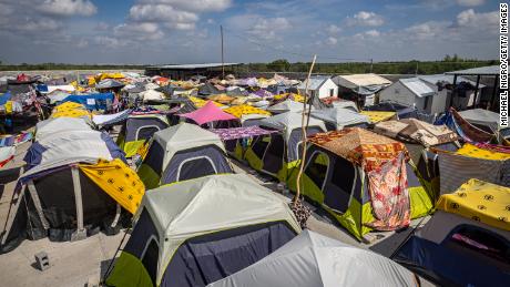 Rangées de tentes installées au refuge de Senda de Vida le 30 août 2022.
