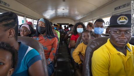 Les migrants dont la libération conditionnelle humanitaire a été approuvée sont assis dans un bus qui les transportera aux États-Unis au refuge Senda de Vida.