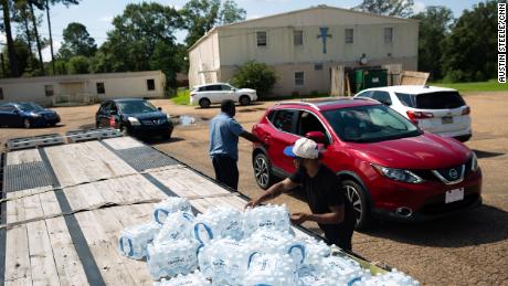 Cars line up as water is distributed at New Jerusalem Church in Jackson, Mississippi, on August 31.