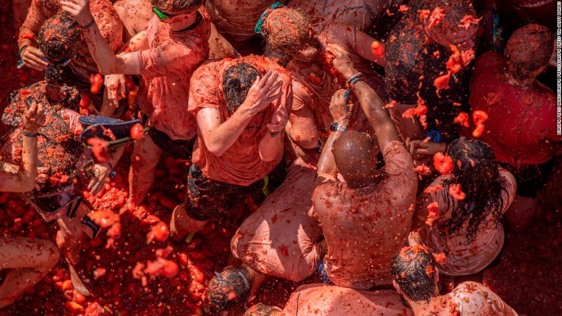 Watch: Thousands catapult tomatoes in ‘world’s largest food fight’ – CNN Video