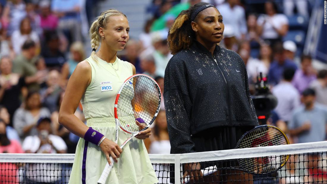 Williams and Kontaveit pose before the start of their match.