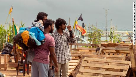 Un manifestant se prépare à quitter le site de protestation près du bureau du président à Colombo, Sri Lanka, le 5 août 2022 