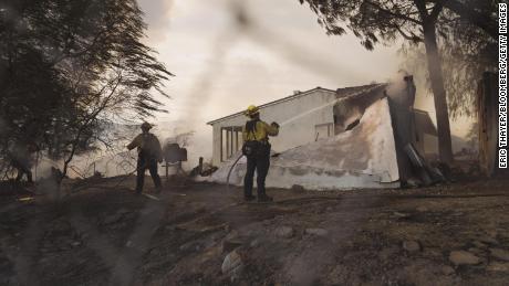 นักผจญเพลิงพ่นอาคารระหว่าง Route Fire ในเมือง Castaic รัฐแคลิฟอร์เนียเมื่อวันพุธ