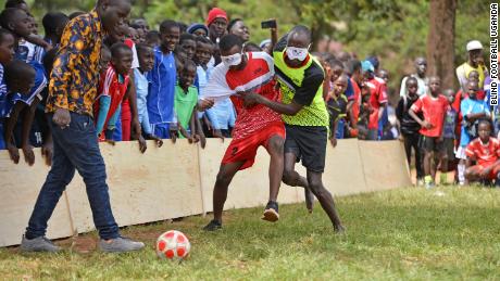 Blind Football : l’organisation qui ouvre de nouveaux horizons aux malvoyants ougandais