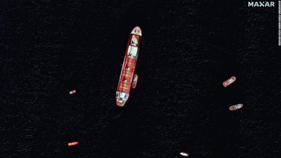 يتسابق جبل طارق لوقف التسرب النفطي نتيجة اصطدام سفينة بناقلة غاز