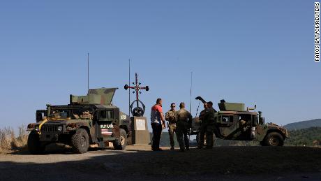 Las tropas estadounidenses participan en una patrulla de la KFOR, cerca del cruce fronterizo de Jarinje en Kosovo el 18 de agosto de 2022. 
