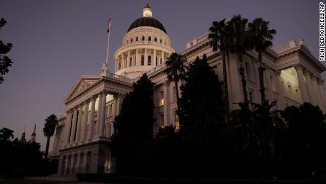 Califórnia passa 'histórica'  pacote legislativo protegendo ou expandindo o acesso ao aborto
