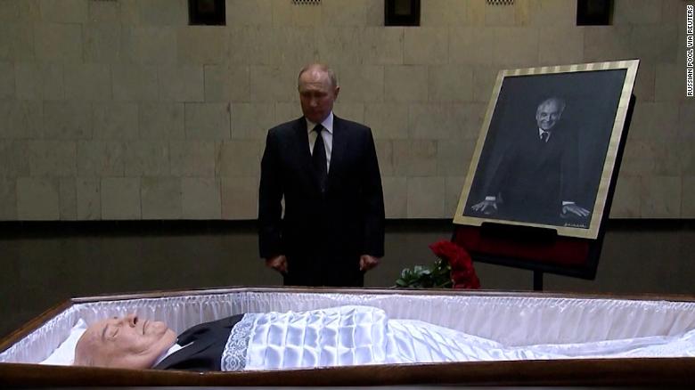 See Putin&#39;s visit to Gorbachev&#39;s coffin in Moscow