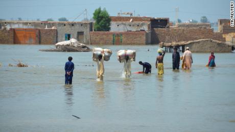 Un tercio de Pakistán está bajo el agua en medio de las peores inundaciones de su historia.  Esto es lo que necesita saber