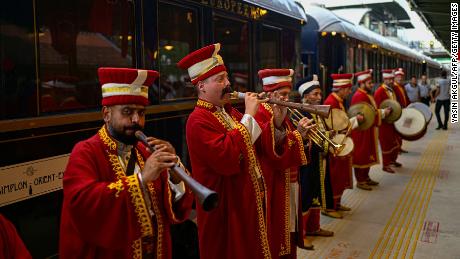 Venice Simplon-Orient-Express disambut oleh band Mehter Turki (Ottoman Janissary Band) pada hari Rabu saat tiba di Istanbul, menyelesaikan perjalanan tahunannya di sepanjang rute mitos yang membawanya melintasi Eropa dari Paris. 