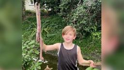 220902135511 giant earthworm new zealand hp video Boy finds giant earthworm in his backyard