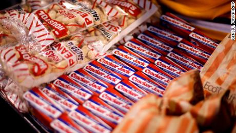 Cracker Jack's innovative packaging ushered in a new era of snacking. 