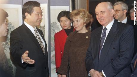 Former Soviet President Mikhail Gorbachev and his wife Raisa Gorbachev meet with former opposition leader Kim Dae-jung on February 6, 1995 in Seoul. 