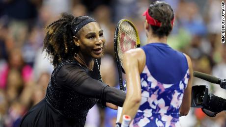 Serena Williams stringe la mano ad Ajla Domljanovic dopo la partita di singolare femminile agli US Open 2022, venerdì 2 settembre 2022, a Flushing, New York. 