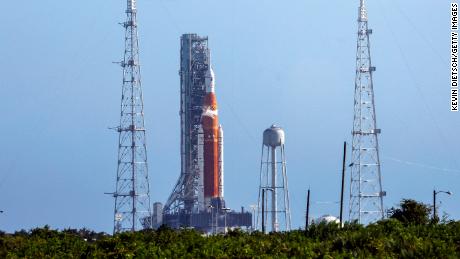 El cohete Artemis I de la NASA se encuentra en la plataforma de lanzamiento del Centro Espacial Kennedy el 3 de septiembre en Cabo Cañaveral, Florida. 