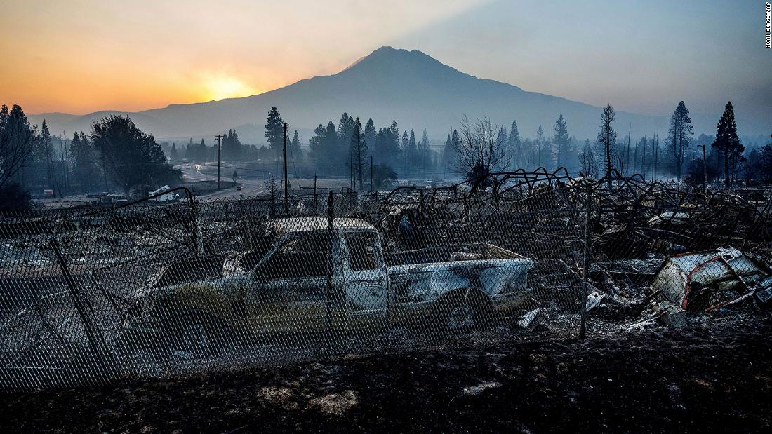 कैलिफोर्निया में जंगल की आग के रूप में निकासी आदेश जारी किए गए