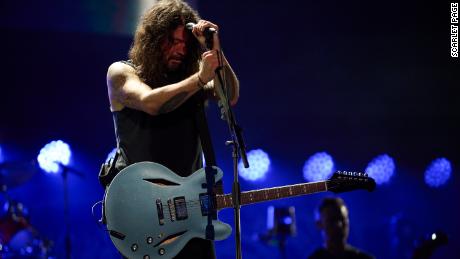 Grohl era visibilmente emozionato al concerto mentre onorava la carriera del suo compagno di band e amico di lunga data. 