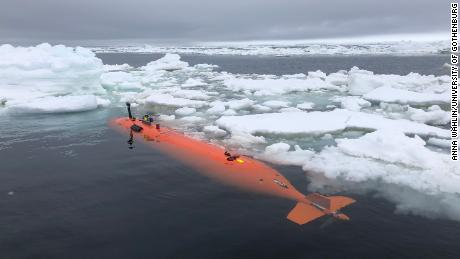 在完成了 20 小时的海底测绘任务后，Kongsberg HUGIN 自主水下航行器 Rán 在 Thwaites Glacier 附近。 