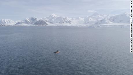 Рабочий катер поднимает автономный автомобиль Rán в одном из фьордов Антарктического полуострова во время экспедиции на ледник Туэйтс в 2019 году. 