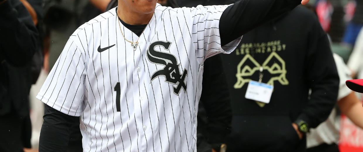 Daddy Yankee se pone la camiseta de los White Sox y practica pitcheo - CNN  Video