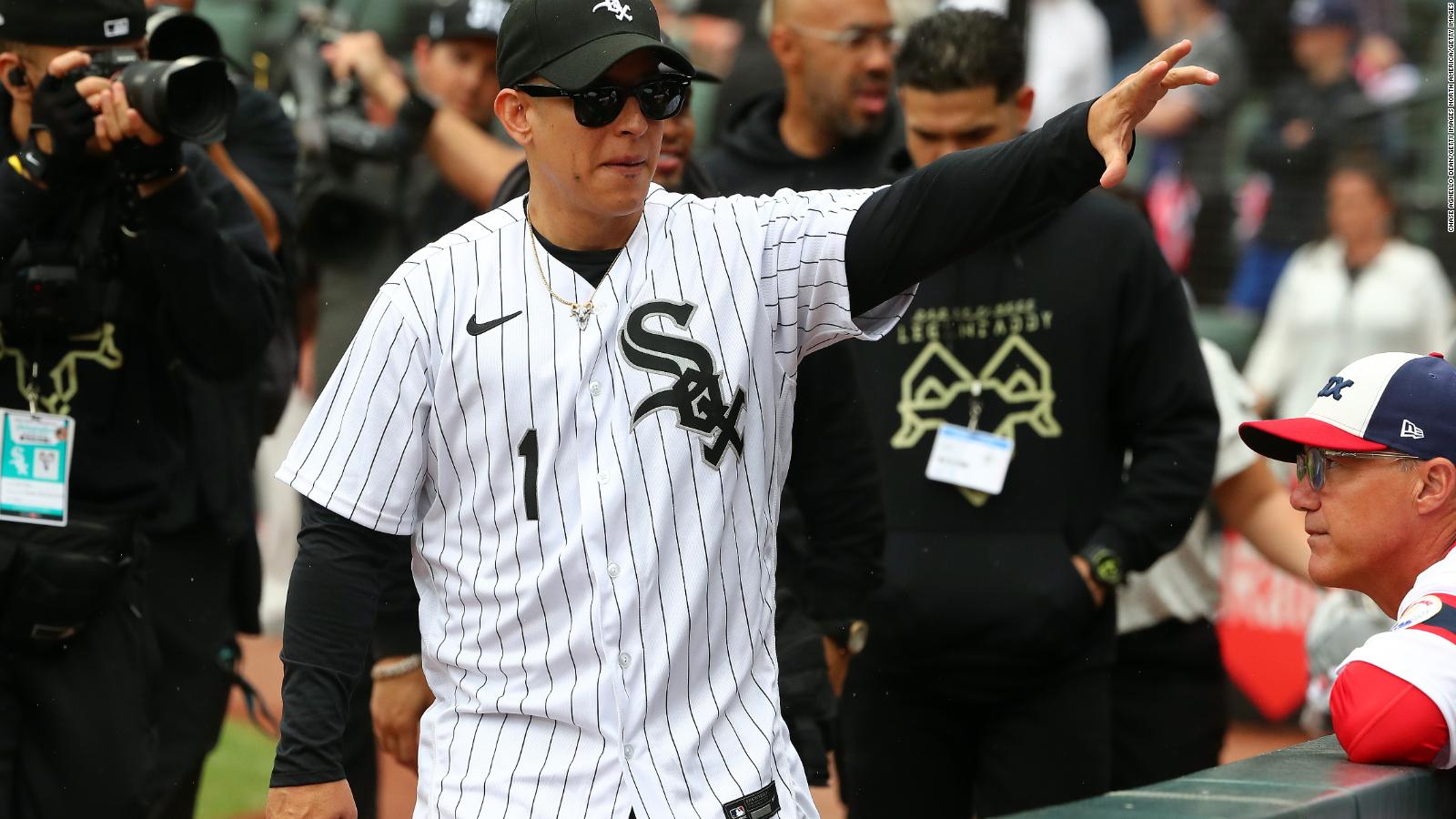 Daddy Yankee makes pregame visit with White Sox