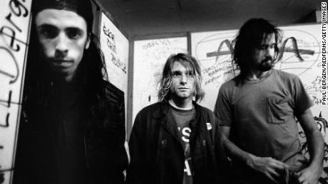 أعضاء Nirvana Dave Grohl (يسار) ، Kurt Cobain (في الوسط) و Krist Novoselic (على اليمين)