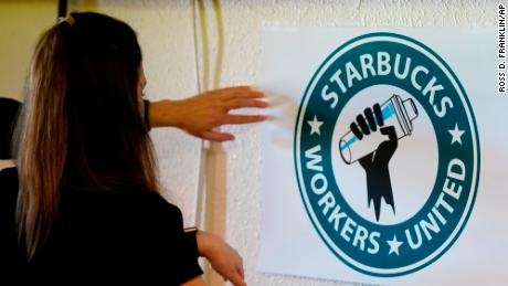Trotz gewerkschaftlicher Siege bei Starbucks, Amazon und Apple halten die Arbeitsgesetze die Karten gegen die Organisatoren gestapelt