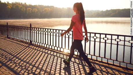 La marche peut réduire le risque de décès prématuré, mais il y a plus que le nombre de pas, selon une étude