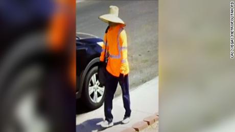 La policía de Las Vegas publicó estas fotos de vigilancia del posible sospechoso.