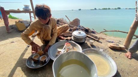 Sindh eyaleti, Khairpur Nathan Shah'da yiyecek ve temiz suya erişim zor.
