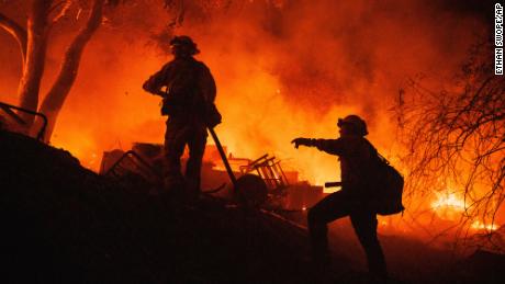Un rapido incendio nel sud della California ha ucciso 2 persone e distrutto diversi edifici.