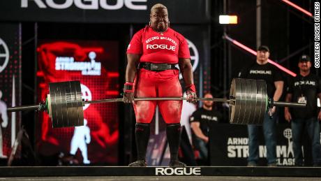 Walcott perfoms a deadlift during competition. 