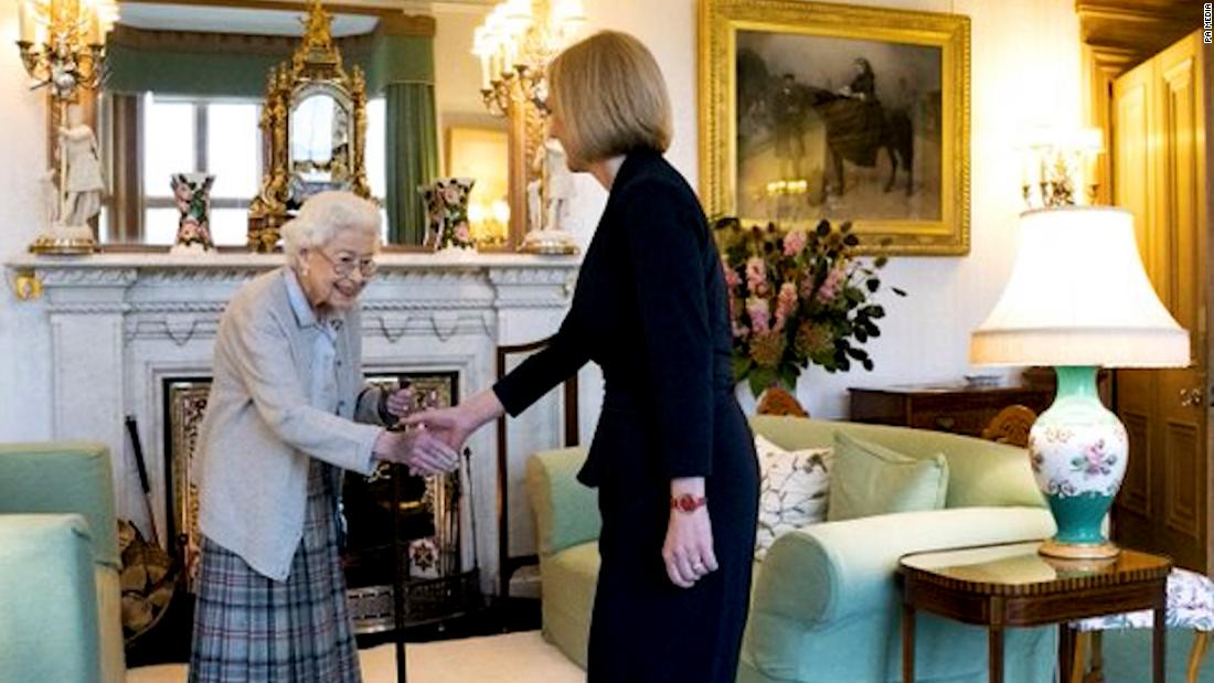 الملكة إليزابيث الثانية ملكة بريطانيا تؤجل اجتماعًا مهمًا بعد أن نصحها الأطباء بالراحة