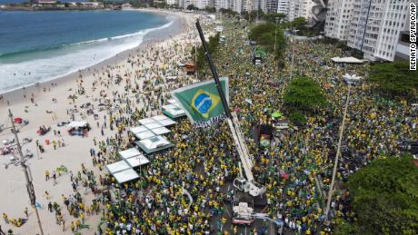 Apoiadores de Bolsonaro se reúnem na praia de Copacabana no Dia da Independência do ano passado no Rio de Janeiro, Brasil. 