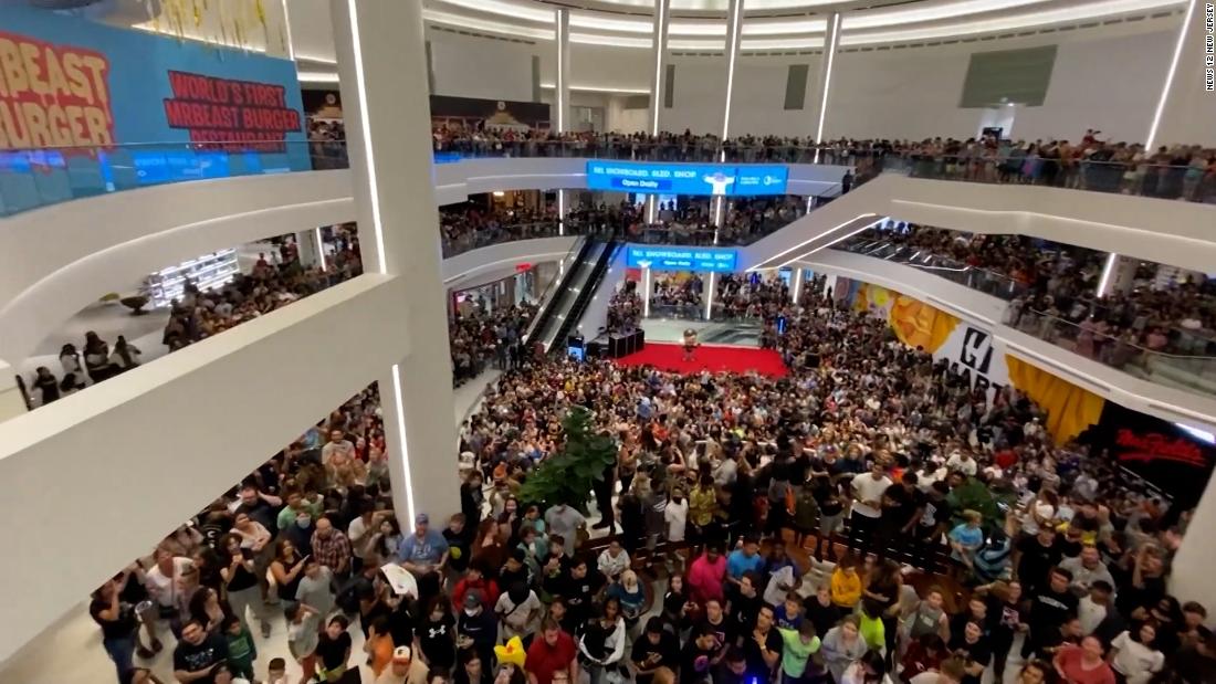 This YouTuber's first burger joint causes chaos in New Jersey mall - CNN Video