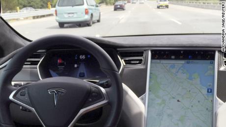 Tesla'nın 'tam kendi kendine sürüş'  15.000 $ değerinde değil, onu satın alan birçok kişi söylüyor