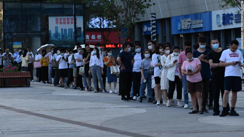 A large number of people wait in a long line at a nucleic acid testing point in Nanning, South China&#39;s Guangxi Zhuang autonomous region, Sept 6, 2022.